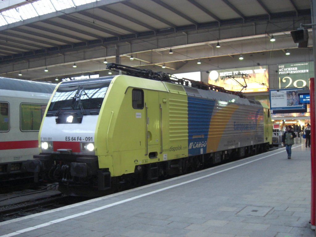 ES 64 F4 - 091  European Bulls  nach dem abkuppeln von den Waggons
im M�nchner Hauptbahnhof am 5. Februar 2010. Noch mehr Bilder k�nnen
auf unserer Bilderseite: marolokbilder.startbilder besichtigt werden.
