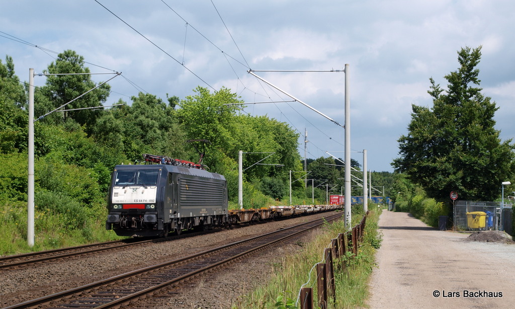 ES 64 F4-092 ERS Railways hat am 02.07.13 den DGS 95405 Lbeck Skandinavienkai - Krefeld-Uerdingen am Haken und passiert Bad Schwartau-Waldhalle.