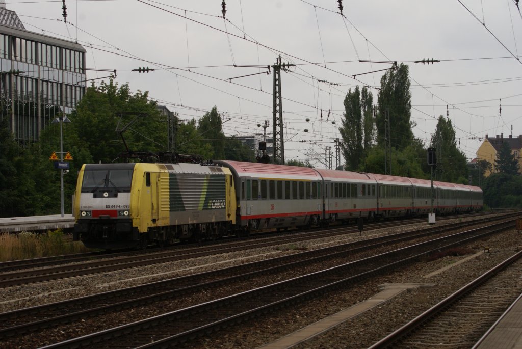 ES 64 F4-093 mit einem Intercity in Mnchen-Heimeranplatz am 14.08.2010