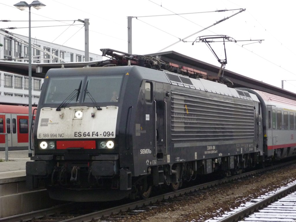 ES 64 F4 094 mit Ihrem DB - BB Eurocity 88 konnte ich auch am 13.12.2009 Fotografieren in Mnchen Ost.