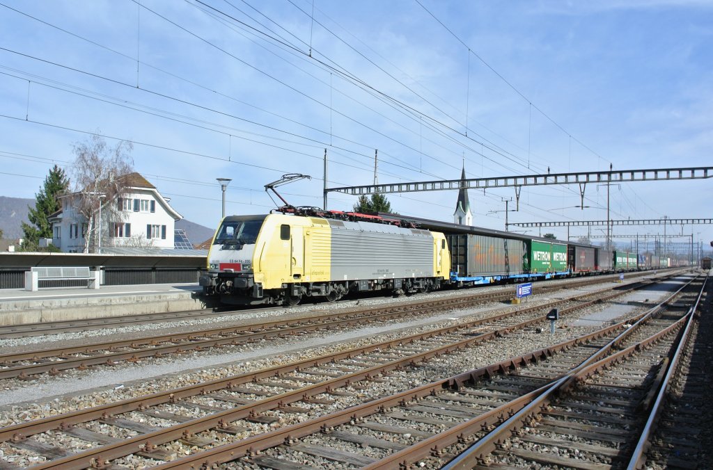 ES 64 F4 - 095 mit Gterzug in Kaiseraugst, 06.03.2013.