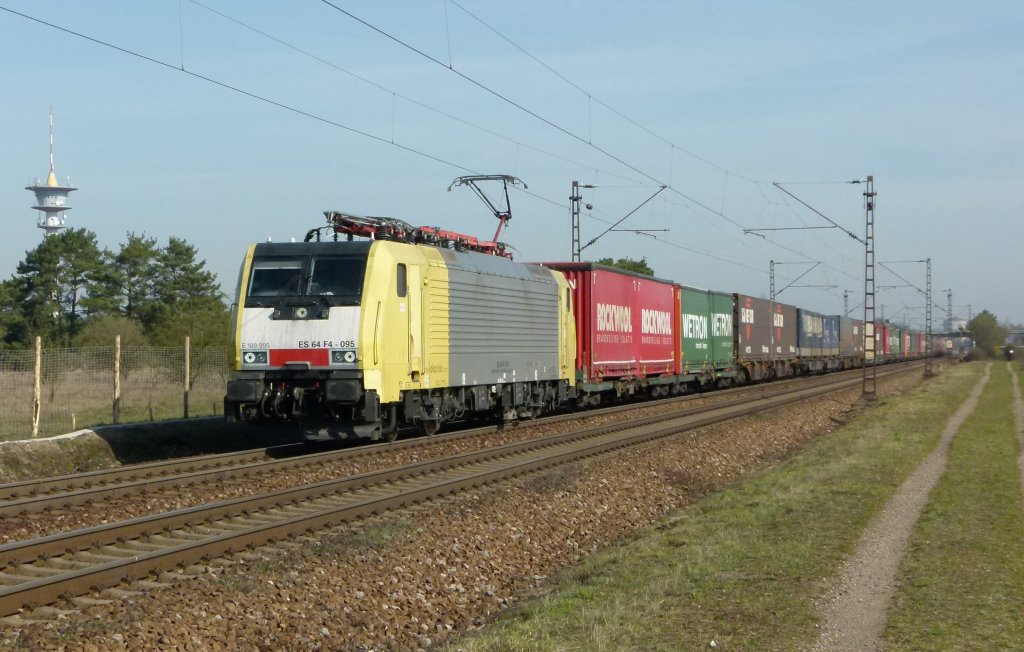 ES 64 F4 095 der TXL ist mit einem Containerzug am 27.03.2012 bei Wiesental