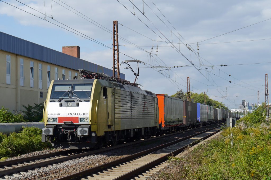 ES 64 F4-096 (189 996) fhrt im Moment fr TX Logistik und ist hier mit einem Gterzug in Mannheim-Neckarau unterwegs. 