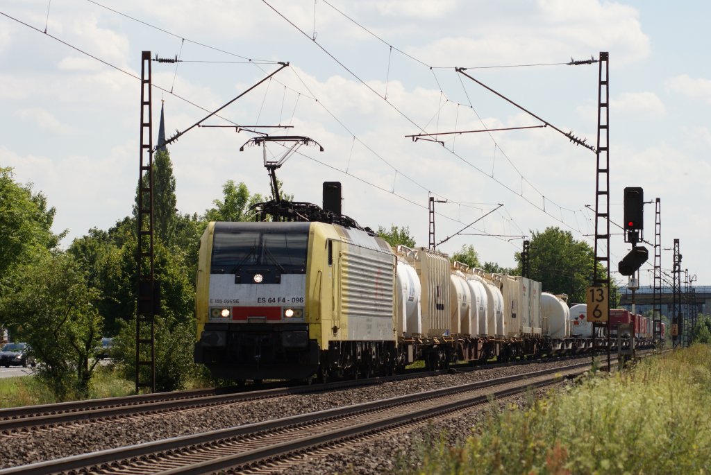 ES 64 F4-096 mit einem Containerzug in Thngersheim am 31.07.2010