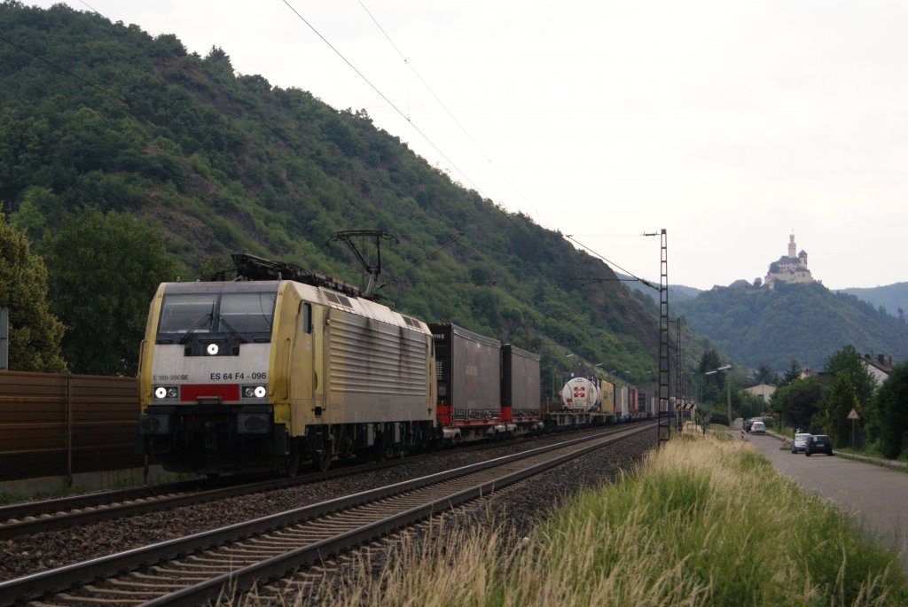 ES 64 F4-096 mit einem Containerzug in Braubach am 04.06.2011