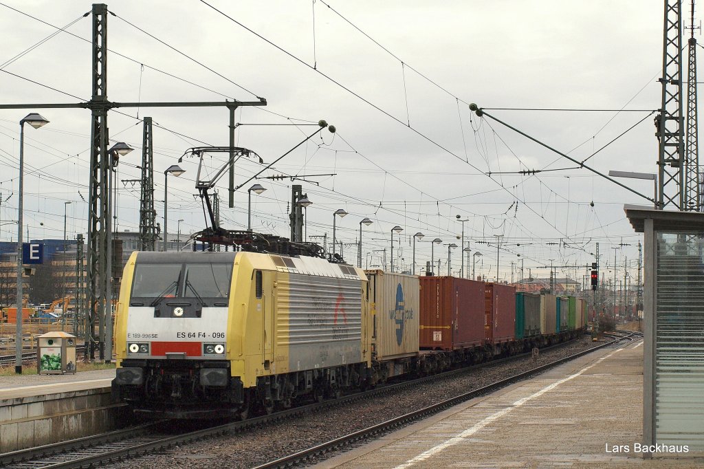 ES 64 F4-096 der TX Logistik poltert mit einem Containerzug aus Italien durch Mnchen-Ost Richtung Mnchen-Pasing. Aufgenommen am 21.03.10.