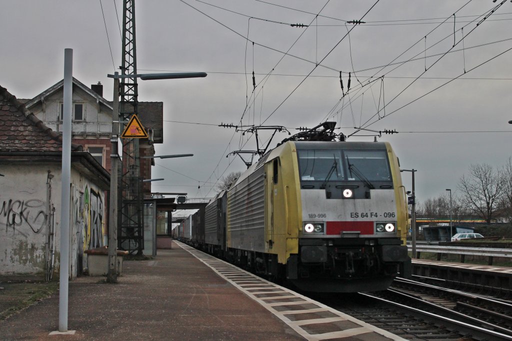 ES 64 F4-096 und eine weitere ES 64 F4 von TXLogistik auf dem Weg gen Norden. Hier am 16.03.2013 bei der Durchfahrt im Bahnhof von Orschweier.
