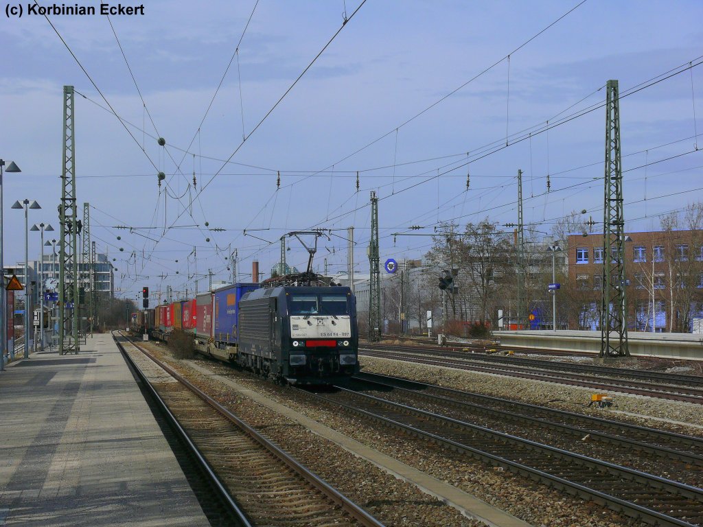 ES 64 F4-097 mit einem KLV-Sattelauflieger bei der Durchfahrt am Heimeranplatz, 20.03.2010