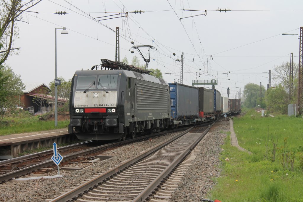 ES 64 F4-098 (E189 998SE) von TXLogistik aus Bad Honnef am 02.05.2013 mit einem KLV gen S�den in Kenzingen unterwegs.