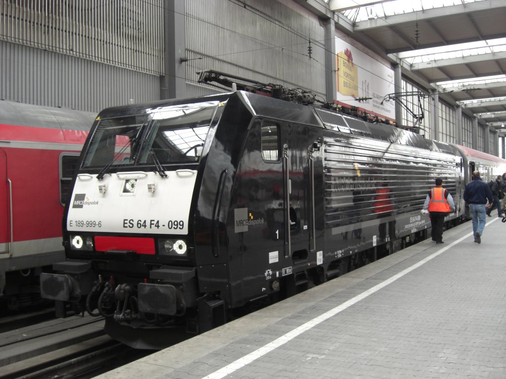 ES 64 F4-099 erwischten wir im Mnchner Hauptbahnhof am 13. Mrz 2010.
Schne Gre von uns an Lastabwurf.
