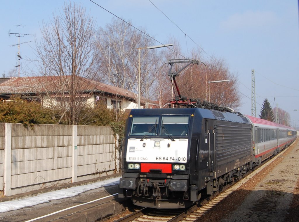 ES 64 F4 10 (189 910-3)begegnet am 8.2.2010  meiner  stehenden Regionalbahn im Bahnhof Raublingen mit dem EC 87  DB-bb-Eurocity  auf dem Weg nach Verona P.N.