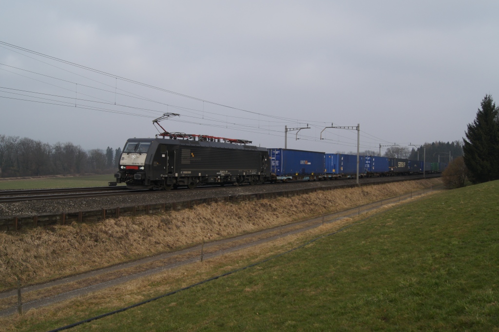 ES 64 F4-103 zieht am 19.2.11 einen Containerzug von Oberrti Richtung Rotkreuz.
