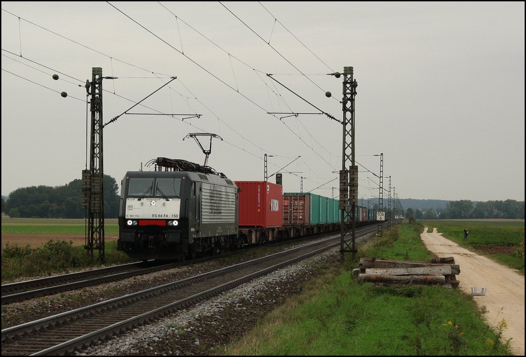 ES 64 F4 -105 mit Siemens Werbung fhrt nach einem kurzen Halt in Mangolding weiter. Ganz rechts im Bild ist Julian H. mit dem ich einen kalten aber lustigen Fototag verbrachte. (14.09.2010)