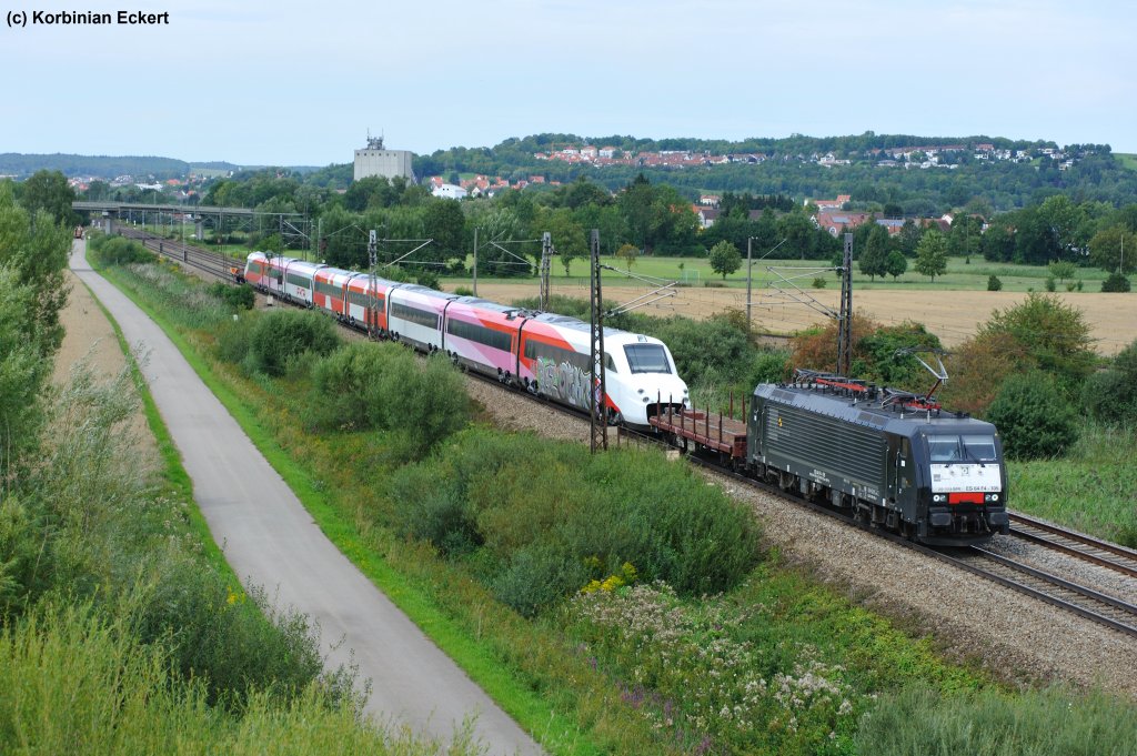 ES 64 F4-105 mit einer Fahrzeugberfhrung des  FYRA  vermutlich Richtung Mnchen kurz nach Donauwrth, 11.08.2011