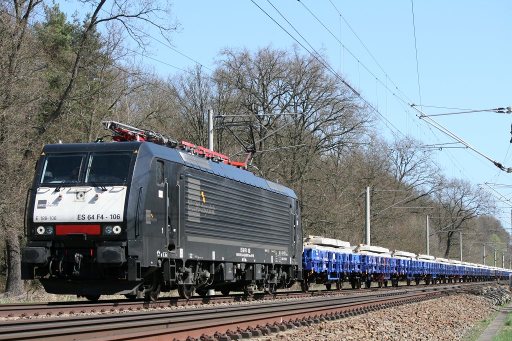 ES 64 F4-106 MRCE mit Flachwagenganzzug am 09.04.2011 zwischen Nennhausen und Rathenow