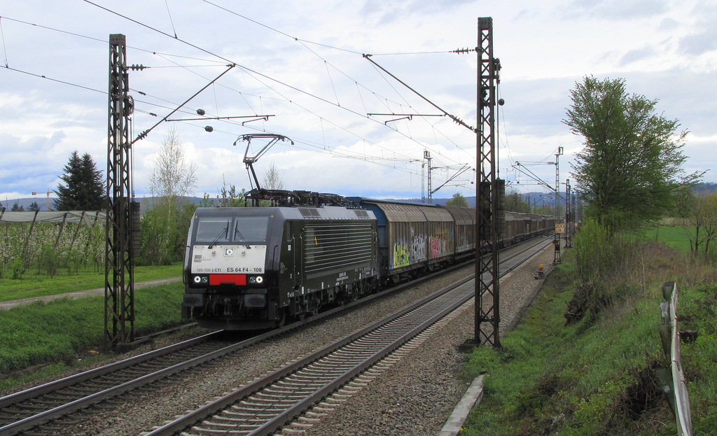 ES 64 F4 - 108 kommt hier in Denzlingen mit einem Schiebewandwagen durchgefahren. 21.04.2012