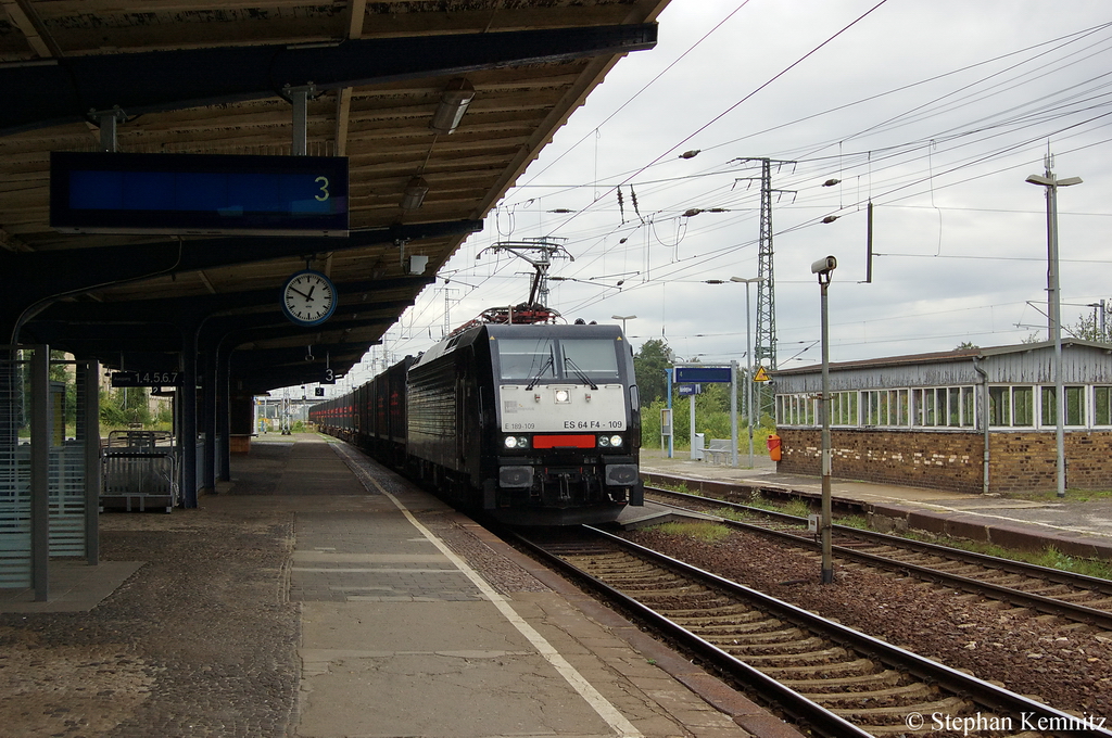 ES 64 F4 - 109 (189 109-2) MRCE im Dienst fr die HSL Logistik GmbH mit einem black-boxX Containerzug in Falkenberg(Elster) Richtung Schnborn (b Doberlug) unterwegs. 11.08.2011