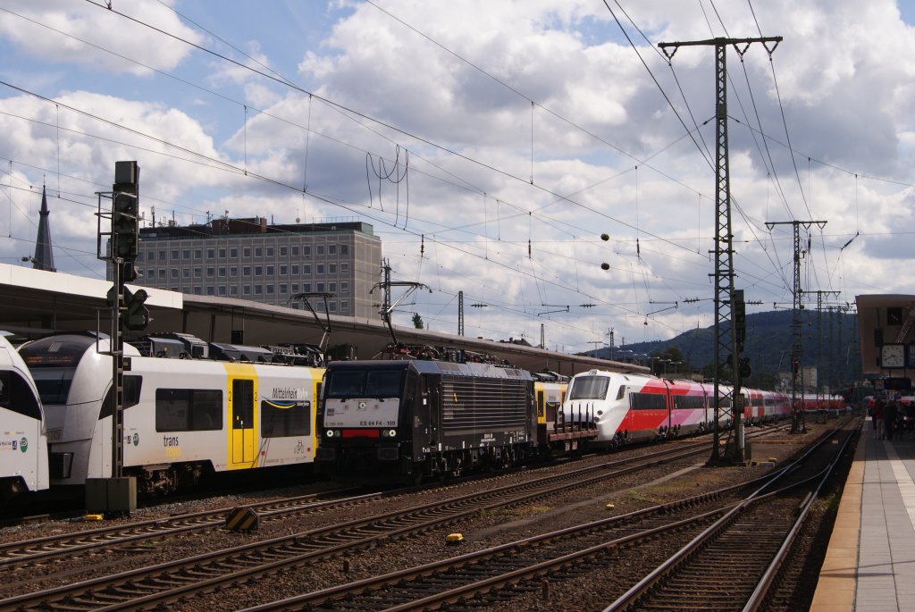 ES 64 F4-109 mit einem  Fyra  in Koblenz Hbf am 07.08.2011