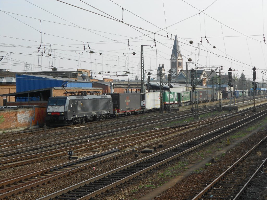 ES 64 F4-113 (189 113) mit einem Gterzug bei der Durchfahrt Mannheim-Waldhof am 06.04.2012.