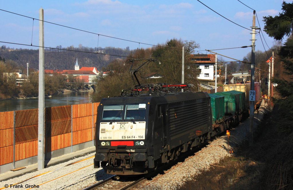 ES 64 F4-156 MRCE Dispolopk 189 156 vor Gterzug Richtung Linz, KBS 150 Passau - Wien, Passauer Bahn, fotografiert im Baustellenbereich bei der Ausfahrt Passau am 16.03.2013