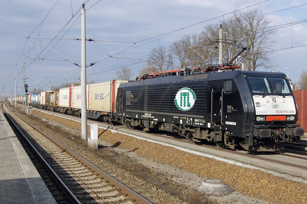 ES 64 F4 - 200 (189  200-9) der ITL mit einem Containerzug in Rathenow. 03.04.2010