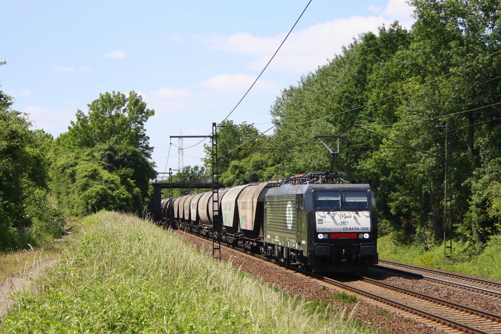 ES 64 F4-200 ist am 03.06.'11 mit einem Transcereales ostw�rts unterwegs