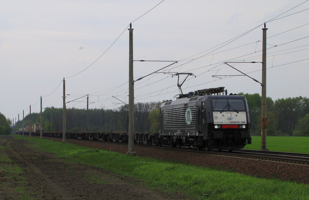 ES 64 F4-200 der ITL fhrt am 01.05.2010 mit einem Containerzug durch Lpten, in Richtung Lbbenau/Spreewald.