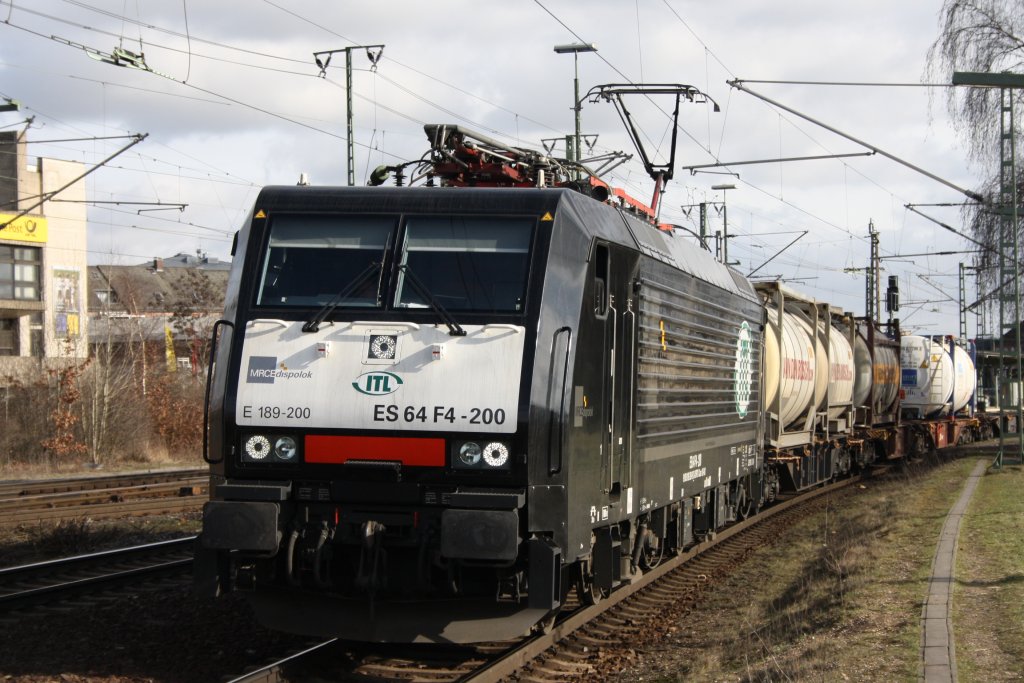 ES 64 F4 200 kam am 21.03.2010 mit einem Containerzug durch Lehrte und fuhr weiter in Richtung Hannover.