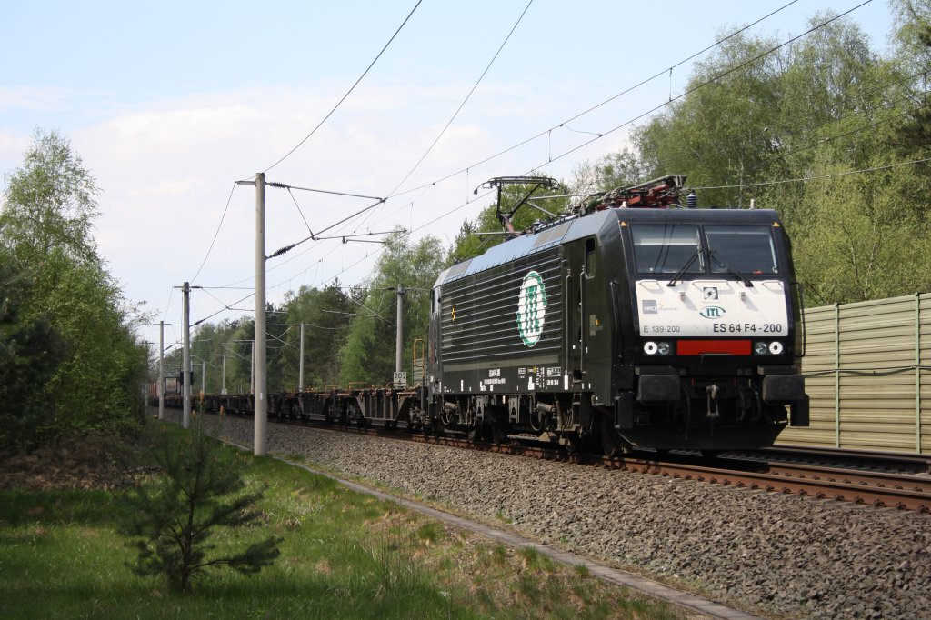 ES 64 F4-200 kam am 01.05.2010 mit einem Gterzug durch Gifhorn in Richtung Wolfsburg       