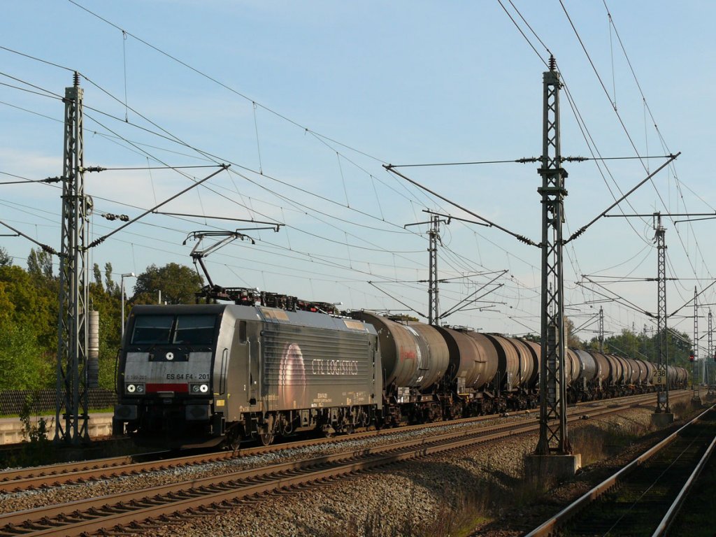 ES 64 F4 -201 (E 189-201) von CTL LOGISTICS mit einem Zug Kesselwagen bei Durchfahrt durch Bchen in Richtung Hamburg; 04.10.2010
