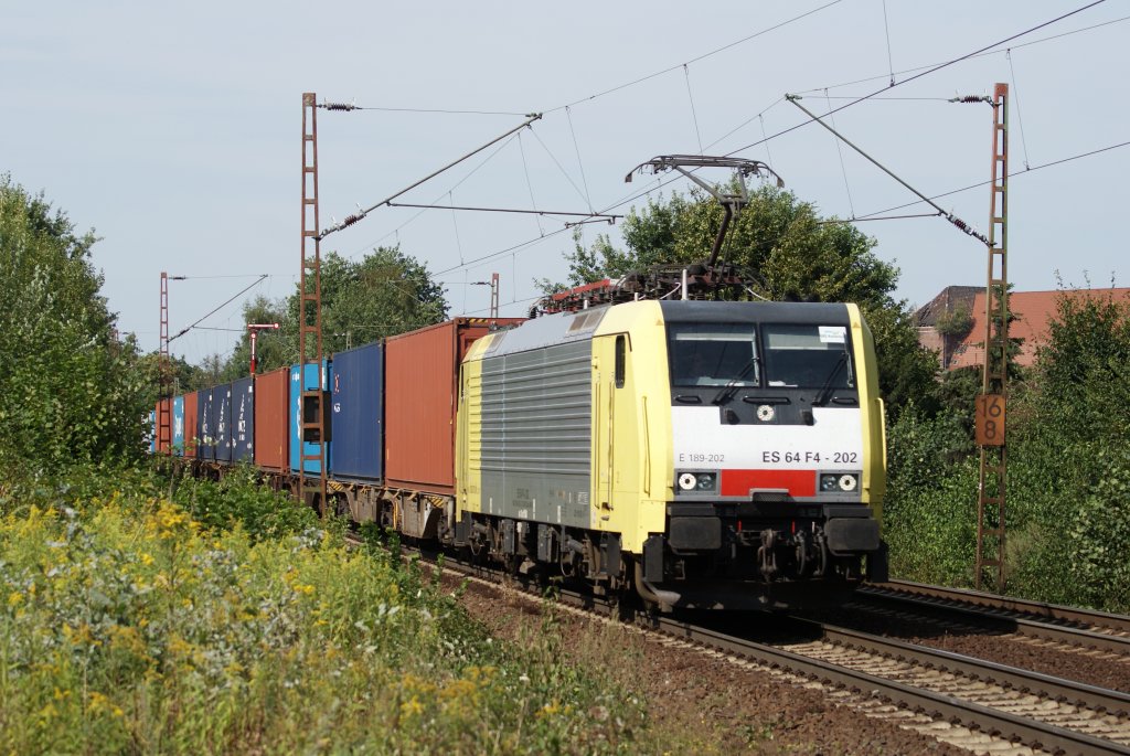 ES 64 F4-202 der ERS Railways mit einem Containerzug in Hannover Limmer am 15.08.09