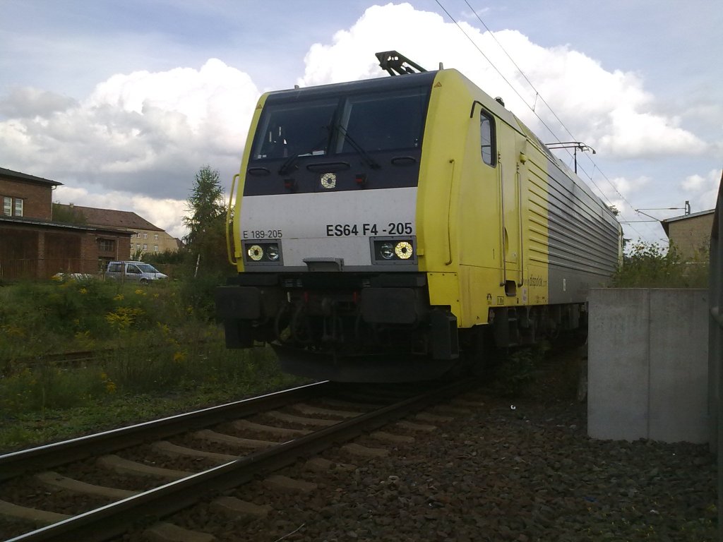 Es 64 F4 205 (189er) bei der durchfahrt mit ihren Schiebe Wagen in Dresden Friedrichstadt.
3.9.10