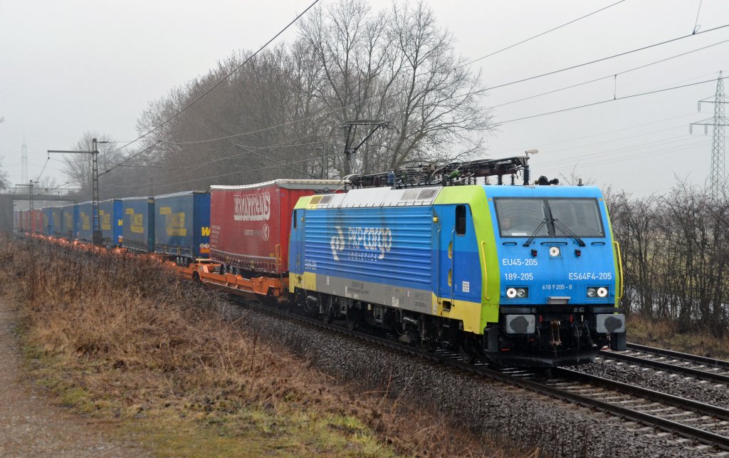 ES 64 F4 - 205 bespannte am 11.04.13 einen Wechselpritschenzug, fotografiert bei der Durchfahrt in Ahlten Richtung Lehrte.