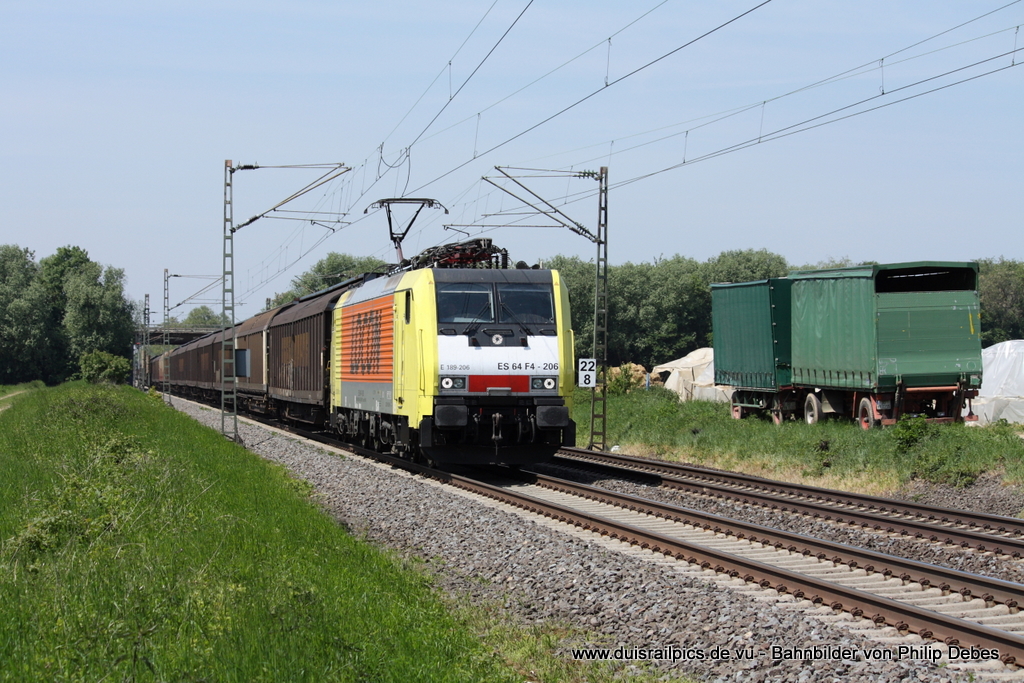 ES 64 F4 - 206 (LOCON) fhrt am 22. Mai 2010 um 14:24 Uhr mit einem Gterzug durch Bornheim