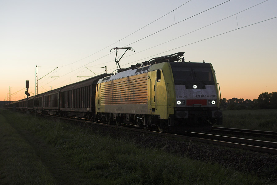 ES 64 F4 - 206 im Dienste von Locon am spten 12.09.2011 beim Einfahrsignal von Mangolding.