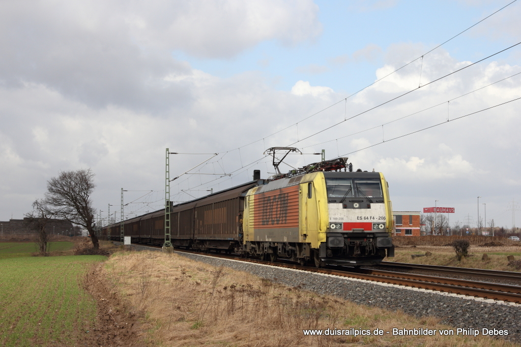 ES 64 F4 - 206 (Locon) fhrt am 8. Mrz 2012 um 12:07 Uhr mit einem Gterzug durch Neuss Allerheiligen