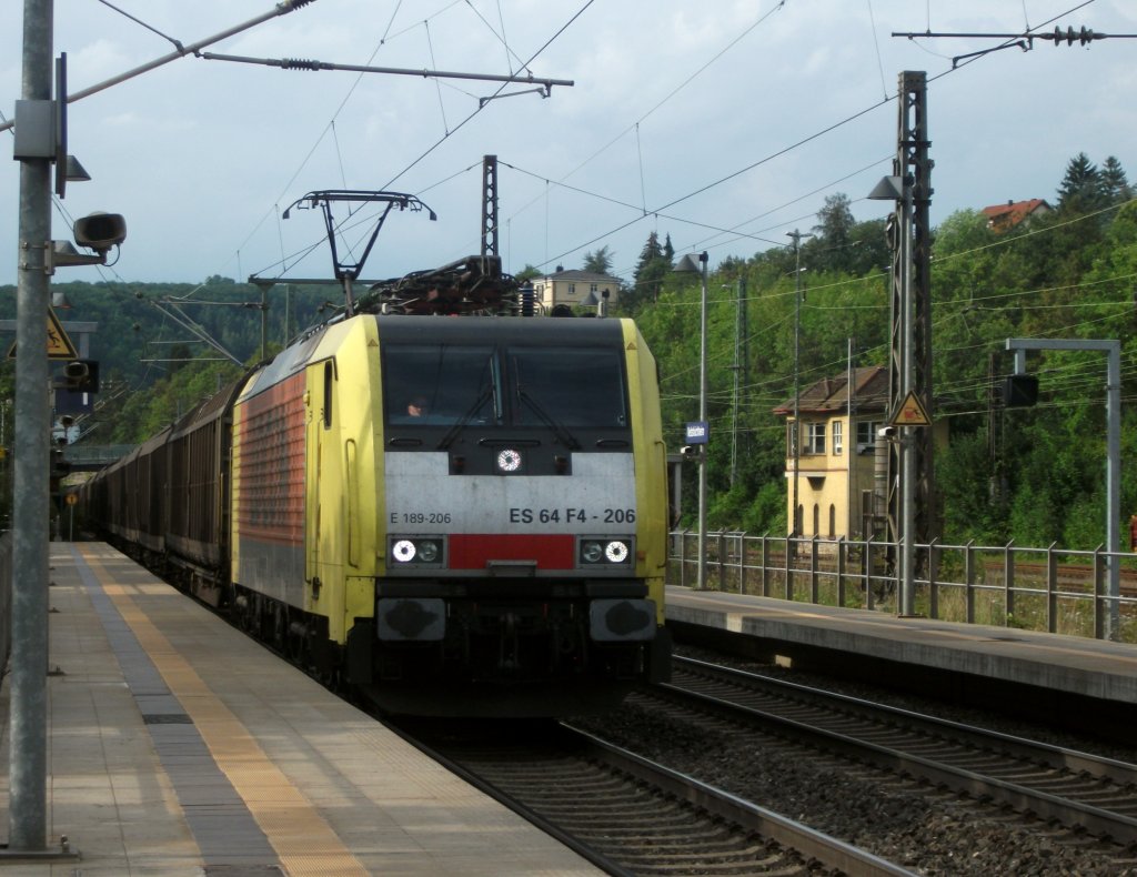 ES 64 F4 206 von LOCON durchfhrt am 03.August 2011 mit einem H-Wagenzug den Bahnhof Veitshchheim.