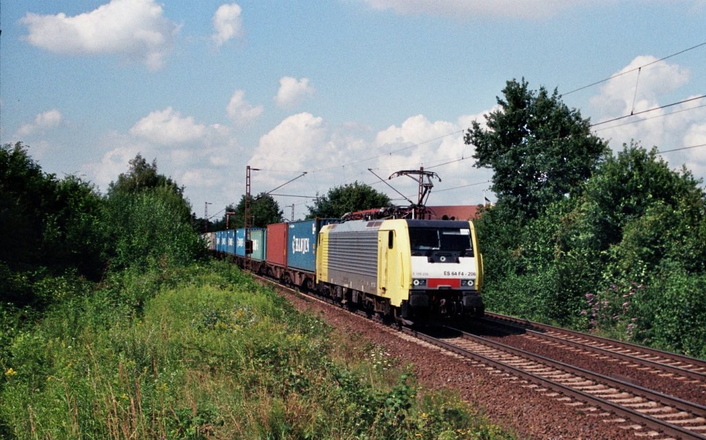 ES 64 F4-206 mit einem Containerzug in Hannover Limmer