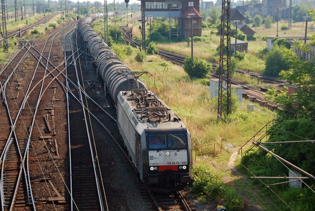 ES 64 F4 - 207 der CTL zieht am 03.07.10 einen Kesselwagenzug aus Richtung Bitterfeld kommend in den Rbf Halle(S).