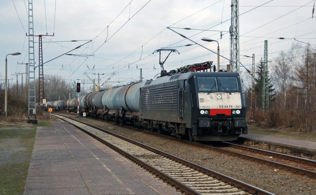ES 64 F4 - 207 der CTL zieht am 12.02.11 einen Kesselwagenzug durch Leipzig-Thekla Richtung Eilenburg.