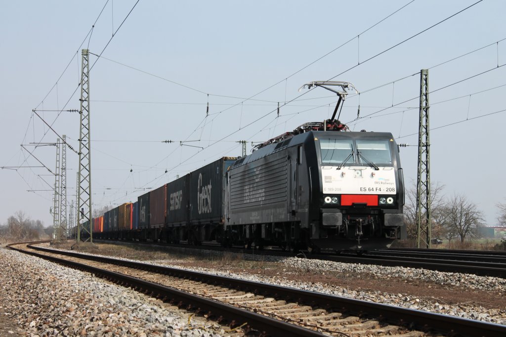 ES 64 F4-208 von ERSR - ERS Railways B.V. aus Rotterdam am 04.04.2013 mit einem KLV bei Orschweier. 