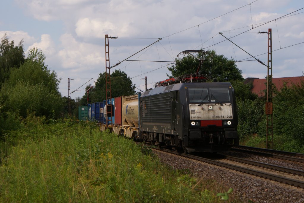 ES 64 F4-208 mit einem Containerzug in Hannover Limmer am 30.07.2010