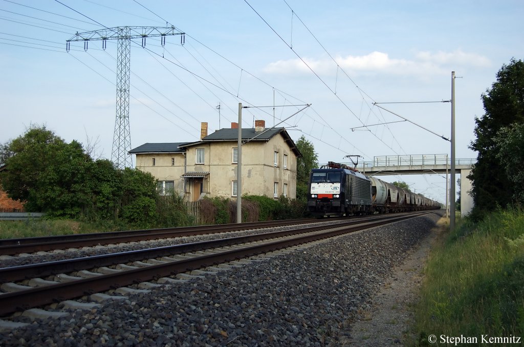 ES 64 F4 - 210 (189 210-8) MRCE im Dienst f�r ITL mit Getreidezug in Vietznitz in Richtung Friesack unterwegs. 15.06.2011