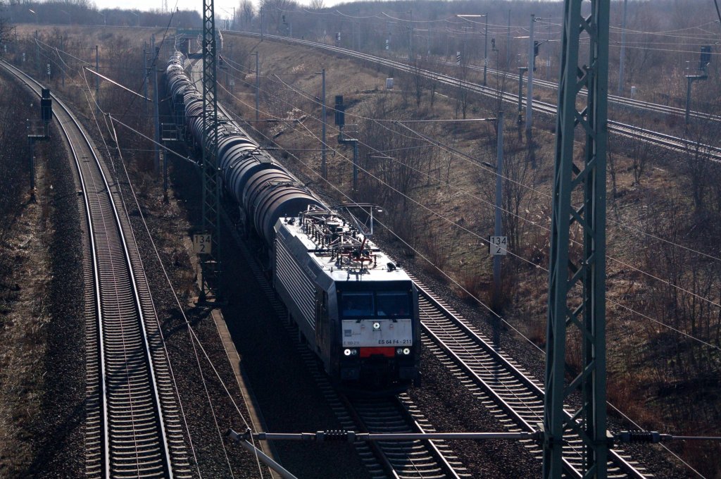 ES 64 F4 - 211 zieht am 03.03.10 einen Kesselwagenzug durch Holzweissig Richtung Bitterfeld.