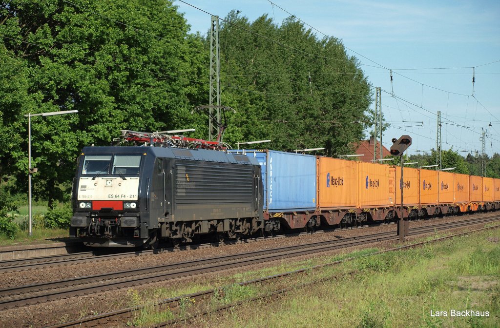 ES 64 F4-211 der HSL Logistik GmbH Hamburg hat am 5.06.10 einen Containerzug Richtung Hamburg-Waltershof am Haken und durchfhrt hier gerade Radbruch.