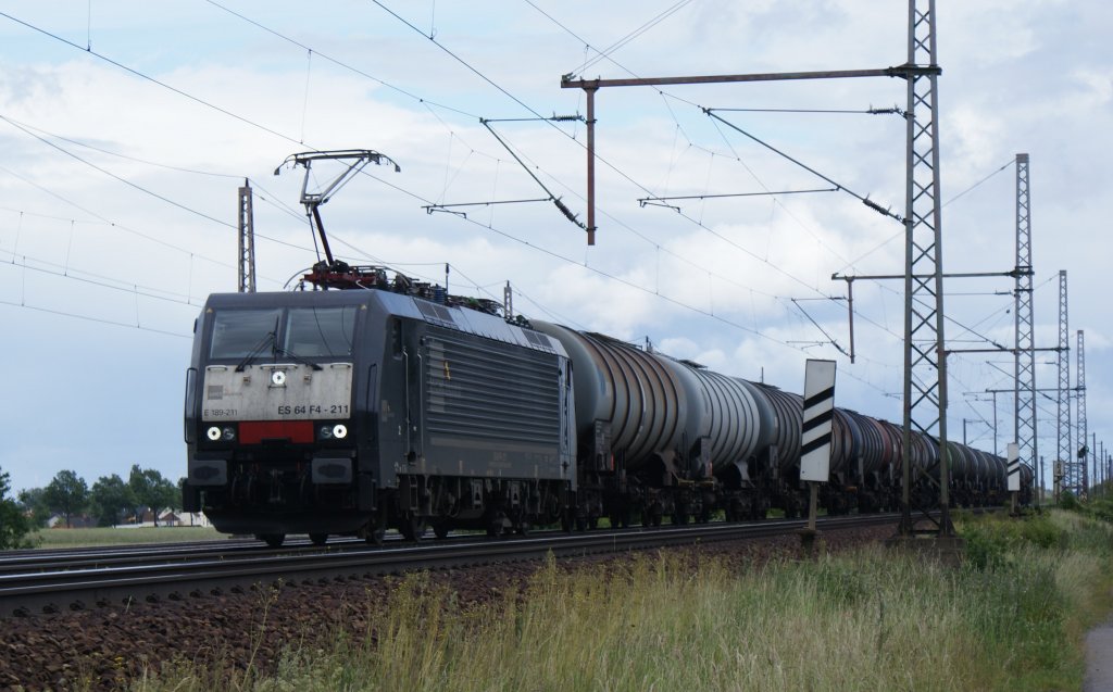 ES 64 F4-211 mit einem Kesselzug am 19.06.2010 bei Dedensen/Gmmer.