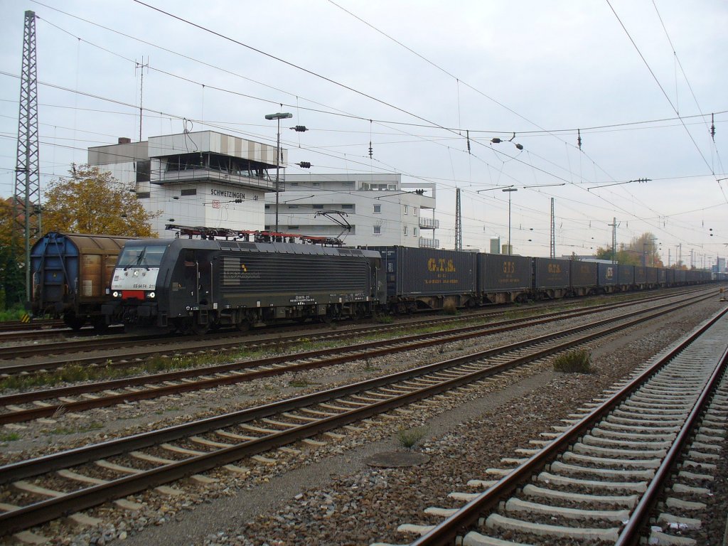 ES 64 F4 211 zieht einen Containerzug am 31.10.2011 durch Schwetzingen