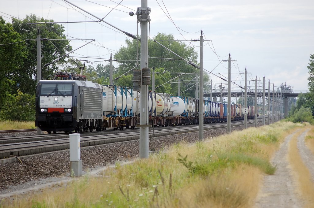 ES 64 F4 - 212 (189 212-4) der MRCE momentan im Dienst fr die ITL mit einem Containerzug zwischen Growudicke und Rathenow in Richtung Wustermark. 17.07.2010