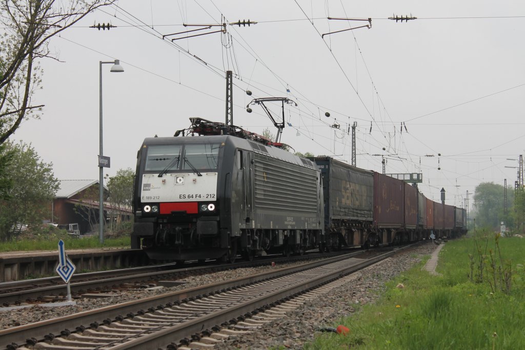 ES 64 F4-212 von ERS Railways am 02.05.2013 mit einem KLV gen Sden beim passieren der Gleisbaustelle in Kenzingen.