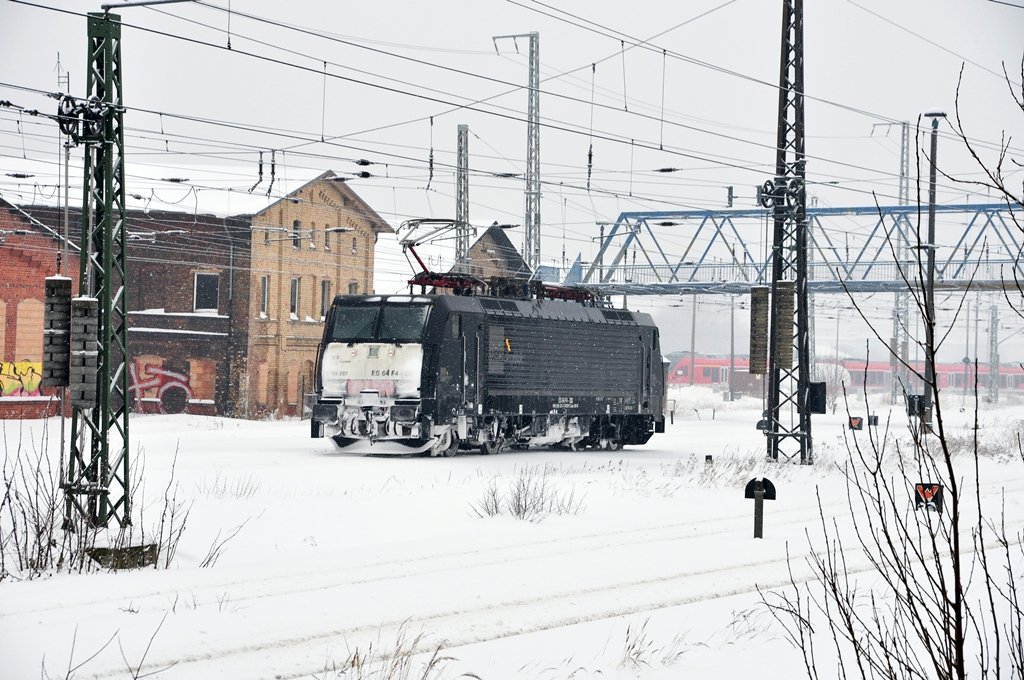 ES 64 F4 282 fhrt solo in den Bf Stralsund ein am 15.02.2010 - drei Schneeflocken und ein paar Kilometer mehr noch, dann drfte der Hintern fast ganz wei sein -